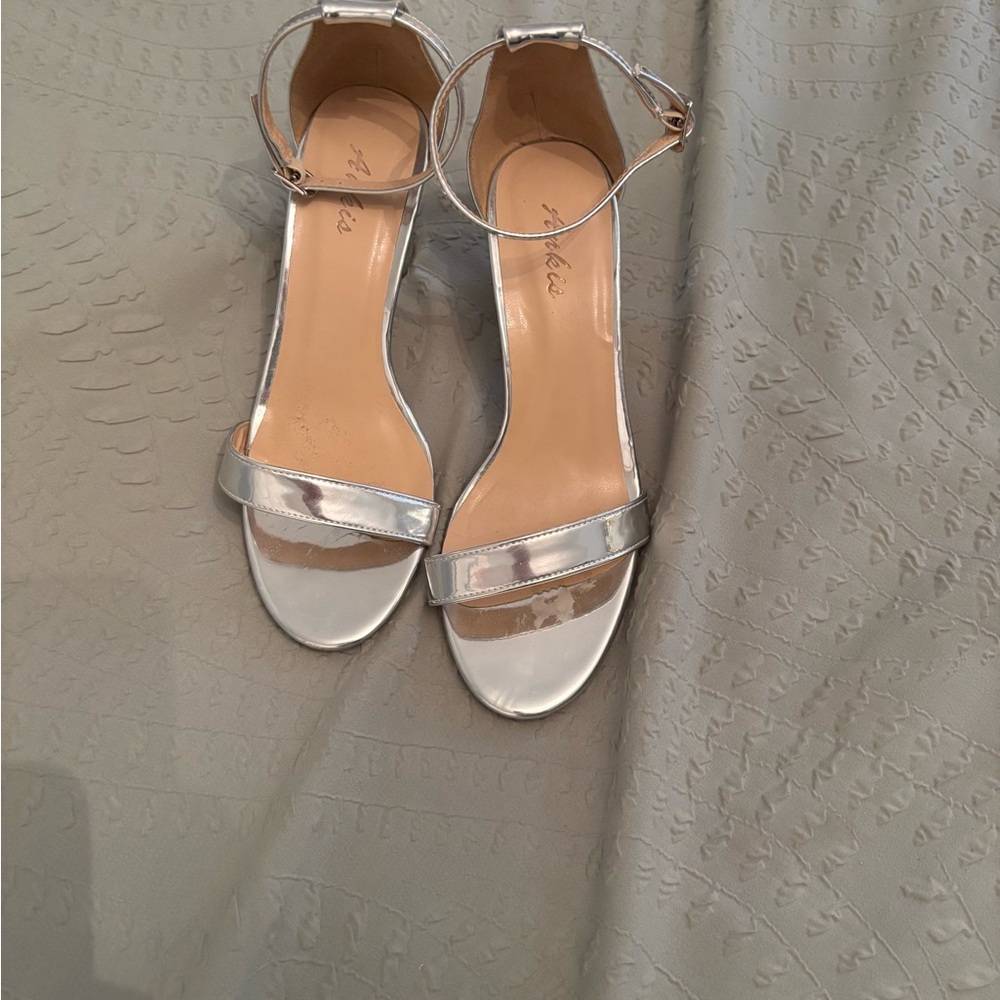 Silver Heels - Picture 3 of 7